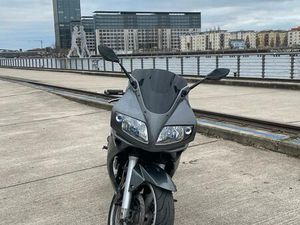 SUZUKI SV650S VOLLVERKLEIDET SONDERLACKIERUNG (35KW DROSSEL DAZU)