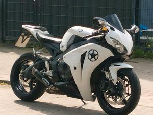 HONDA CBR 1000 SC59*SHARK AUSPUFF*REIFEN NEUWERTIG*STAHLFLEX*3HND