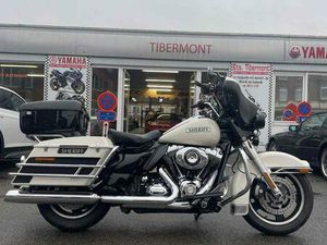 ② HARLEY DAVIDSON ROAD KING POLICE