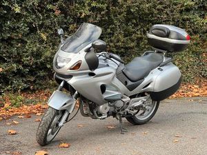 ② HONDA DEAUVILLE 650 CC 2005 49.000KM