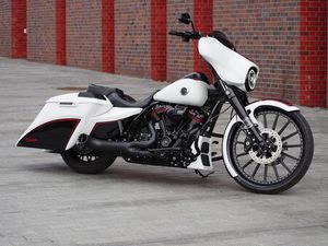 HARLEY DAVIDSON STREET GLIDE CVO 117 M8 26 ZOLL BAGGER EINMALIG!