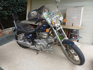 ② YAMAHA VIRAGO 750 OLD TIMER 1993 + VÊTEMENTS, ETC.