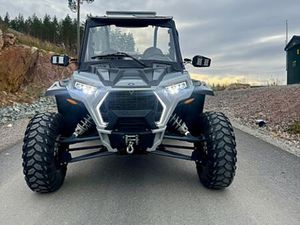 POLARIS RZR XP 1000 M/SNØSKJÆR, 2 SETT HJUL, TETT HYTTE M/VARMEAPPARAT