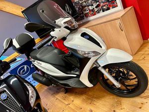PIAGGIO MEDLEY 125 SPORT ABS E5, TOP GEPFLEGT, WENIG KM, EXTRAS !
