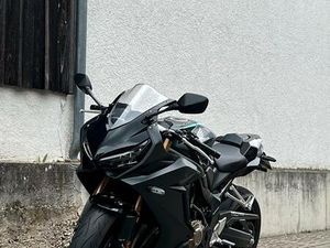 HONDA CBR650R - WENIG KM