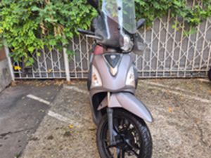 SYM SYMPHONY ST 125 CON PARABREZZA E BAULETTO