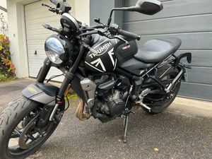 TRIUMPH TRIDENT 660 TIEFER, QUICKSHIFTER, HEIZGRIFFE UVM