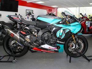 YAMAHA R1