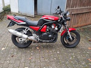 YAMAHA FZS 600