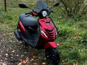 PIAGGIO ZIP E5 2024 CANDY RED FULL OPTION! — SCOOTERS | PIAGGIO — MARKTPLAATS