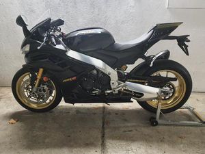 APRILIA RSV 4 FACTORY 1100 ULTRA DARK MIT GOLDENEN FELGEN