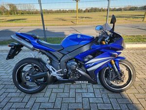 YAMAHA R1