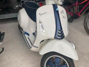 VESPA 300 GTS YACHT CLUB