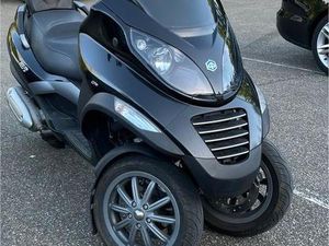 PIAGGIO MP3 250 MIT EINEM HELM UND GANZEM ZUBEHÖR