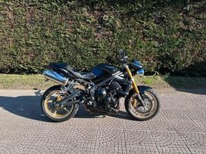 TRIUMPH STREET TRIPLE 675 R 2010