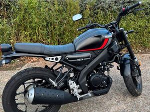 YAMAHA XSR 125 – ACHETÉE NEUVE EN 2023 – 4 600 KM – ÉTAT IMPECCABLE