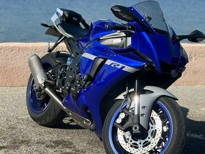 YAMAHA R1