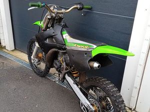 A MOTO DE CROSS KAWASAKI KX85