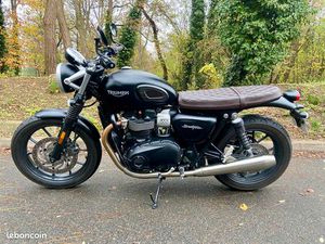 TRIUMPH STREET TWIN 900