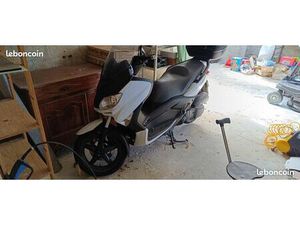YAMAHA XMAX 125