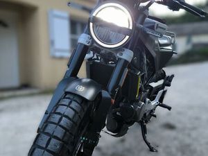 MOTO HUSQVARNA 125 SVARTPILEN