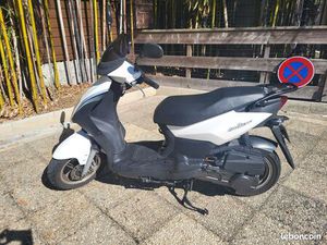 SCOOTER SYM 125 ET SA CAPE PROTÈGE PLUIE