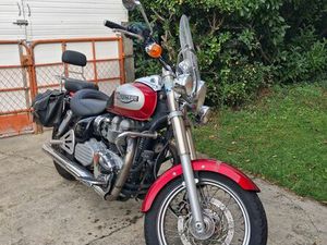 MOTO TRIUMPH AMERICA