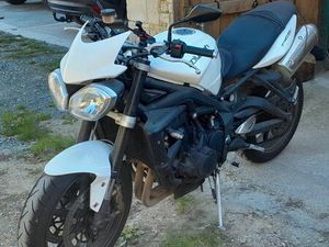 TRIUMPH STREET TRIPLE 675 R
