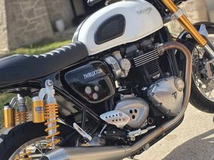 TRIUMPH THRUXTON R