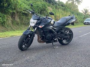 SUZUKI GSR 600 - 2008 - NOIR - PNEUS NEUFS - TRÈS BON ÉTAT