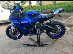YAMAHA R1