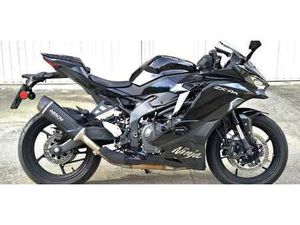 KAWASAKI NINJA ZX-4RR NINJA ZX-4R CON SCARICO SPORTIVO ARROW + ACCESSORI NERO