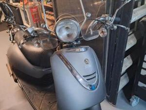 SYM ALLO 2012 EERSTE EIGENAAR ALTIJD BINNEN GESTAAN — SCOOTERS | SYM — MARKTPLAATS