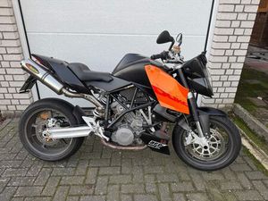 KTM 990 SUPERDUKE MIT AKRAPOVIC ABGASANLAGE