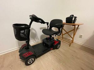 KRANKEN FAHRSTUHL, RAVEN SCOUT ROT. ELEKTROSCOOTER.