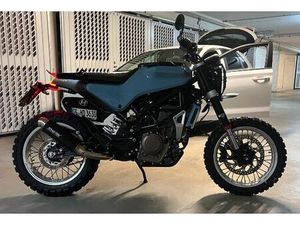 HUSQVARNA SVARTPILEN – UMGEBAUT FÜR FAHRER ÜBER 1,80 M