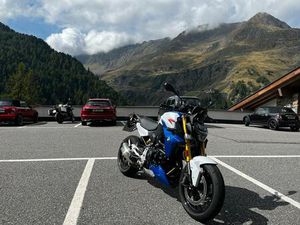 BMW F900R & HOHE SITZBANK