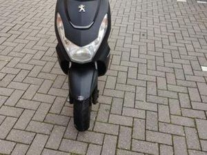 PEUGEOT KISBEE 50CC. ZWARTE KLEUR INCLUSIEF GROOT SLOT. — SCOOTERS | YAMAHA — MARKTPLAATS