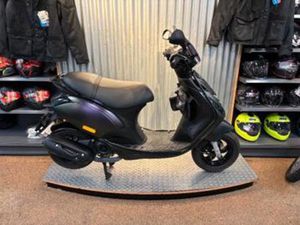 PIAGGIO ZIP 50 SP FULL OPTION NOTA AANWEZIG NIEUW 2750. — SCOOTERS | PIAGGIO — MARKTPLAATS