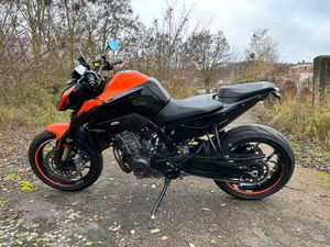KTM 890 DUKE MIT VIELEN EXTRAS.