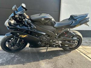 ② YAMAHA R1