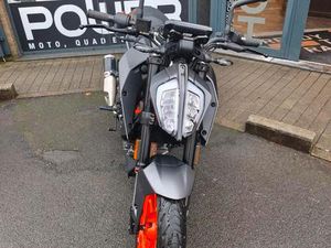 ② DUKE 125 2023 2250 KM GARANTIE TRÈS BON ÉTAT