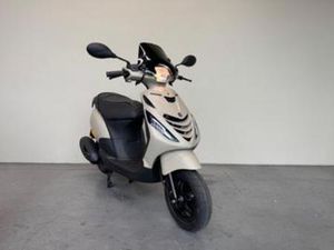 PIAGGIO ZIP BROM 45 KM/H, BWJ 03-2024, DESERT STORM, CUSTOM — SCOOTERS | PIAGGIO — MARKTPLAATS