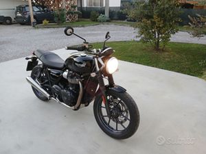 TRIUMPH STREET TWIN 900