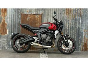 ② TRIUMPH TRIDENT 660: CARNIVAL RED