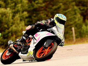 KTM 390RC RENNSTRECKENUMBAU + REGENREIFEN + FELGEN