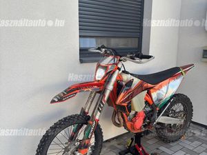 EXTRÁKKAL: AKRAPOVIC. 35 ÓRA. ACERBIS. TUBLISS . 2 IDOMSZETT. LEDES FEJIDOM