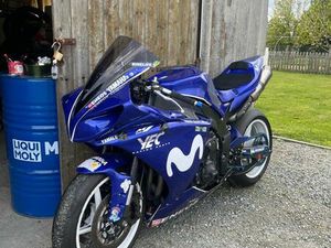 YAMAHA R1