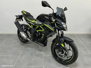 KAWASAKI Z 125 Z125 PREMIÈRE MAIN
