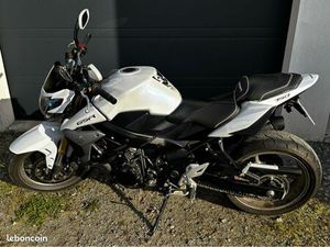 MOTO SUZUKI GSR 750 BLANC NACRÉ ET RABAISSÉ